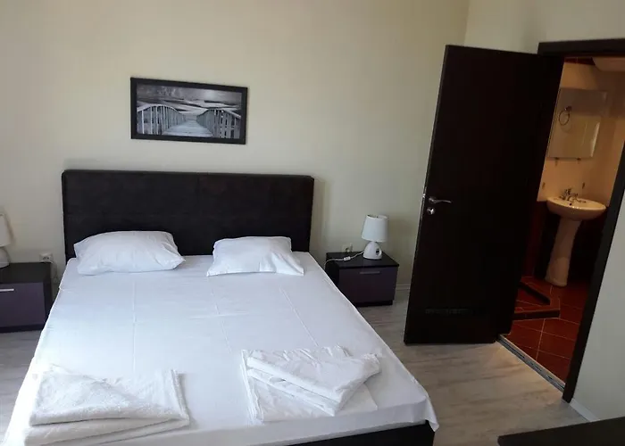 Laguna Aparthotel 2*